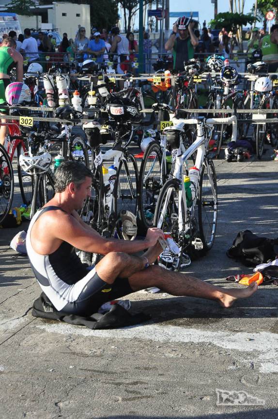 Terminada a parte da água, o Haroldo se veste para a parte de ciclismo do triatlo de Caiobá, litoral do Paraná
